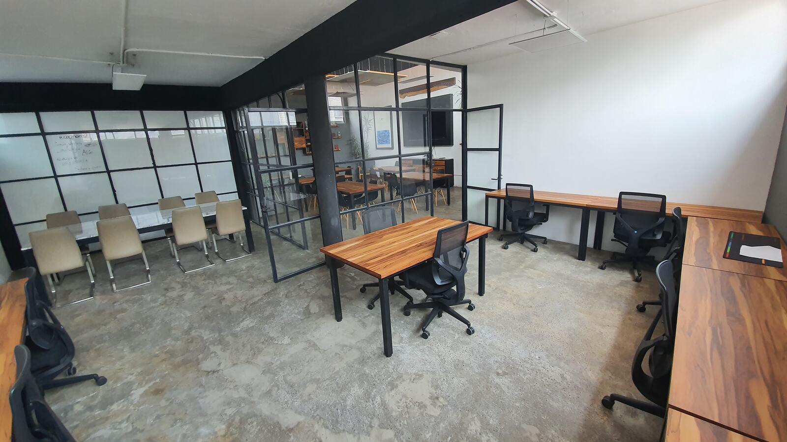 Oficina abierta con escritorios para equipo