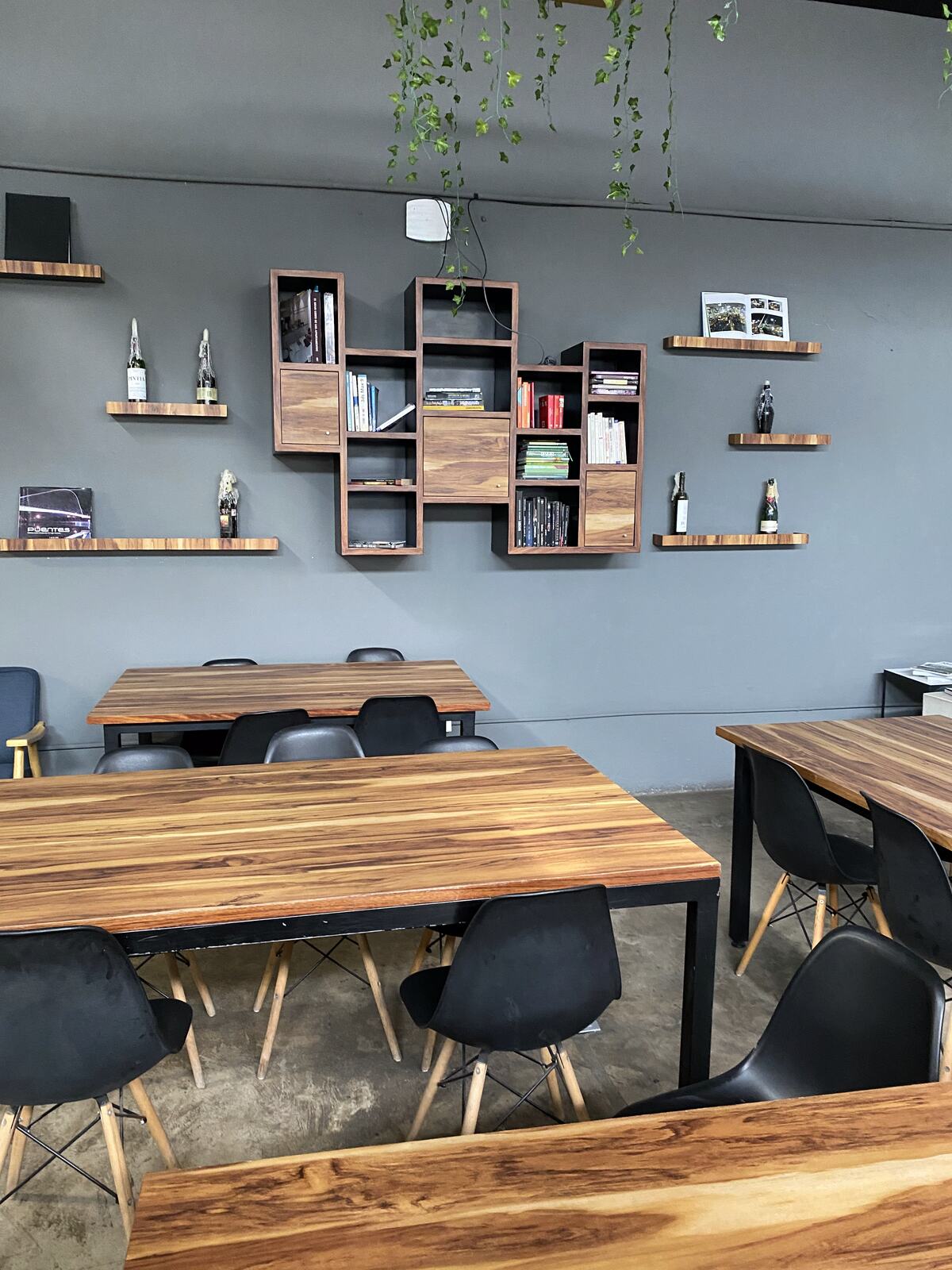 Área colaborativa con mesas de madera