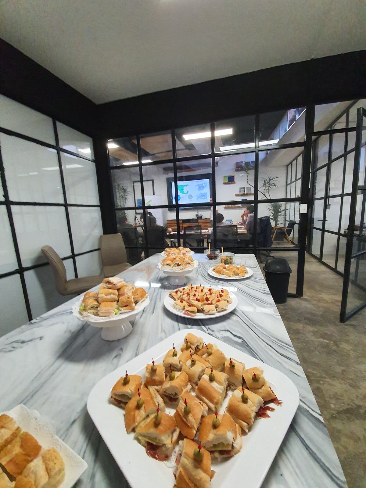Mesa con bocadillos preparada para un encuentro