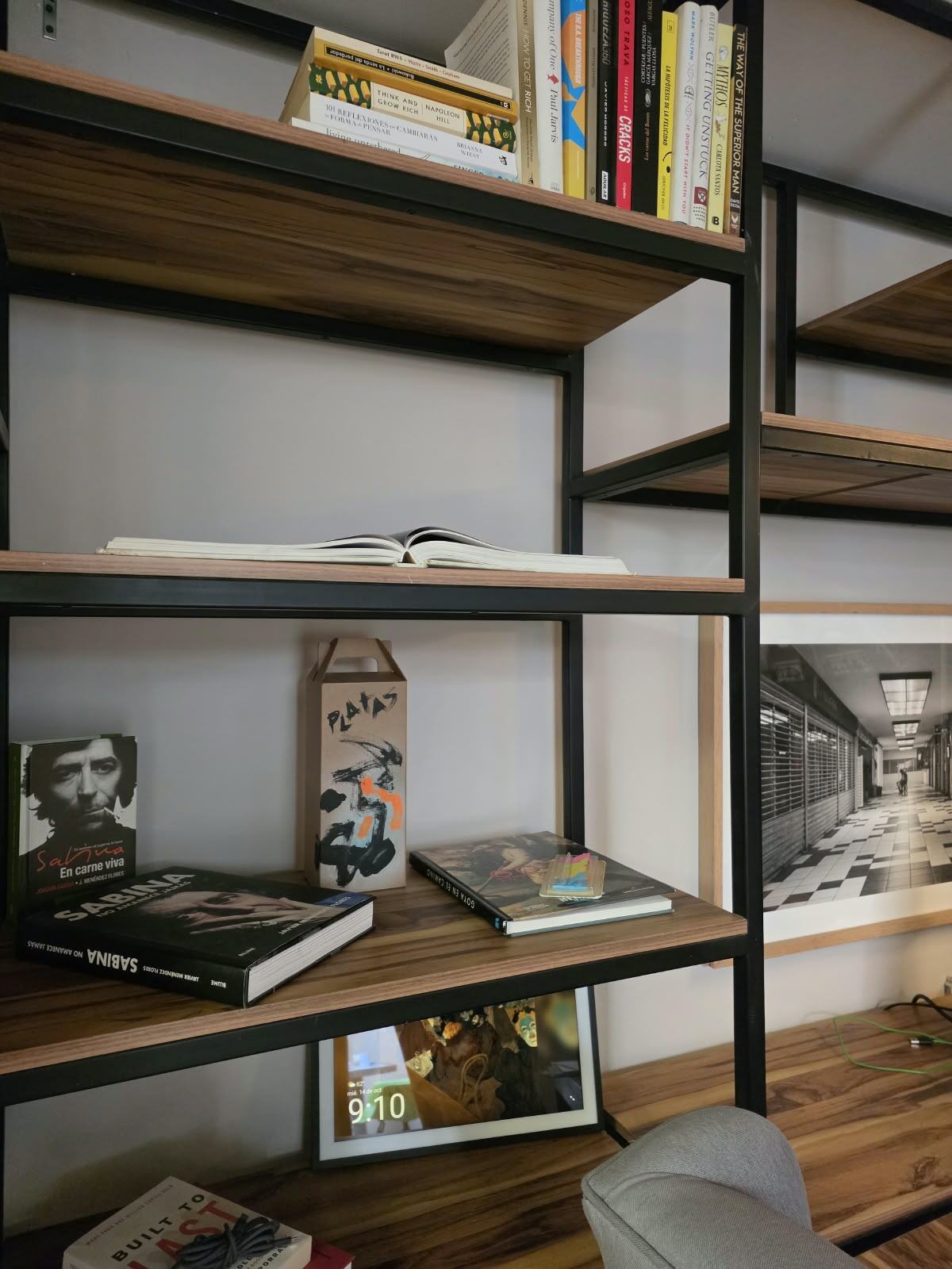 Libreros con libros y plantas en Bunker