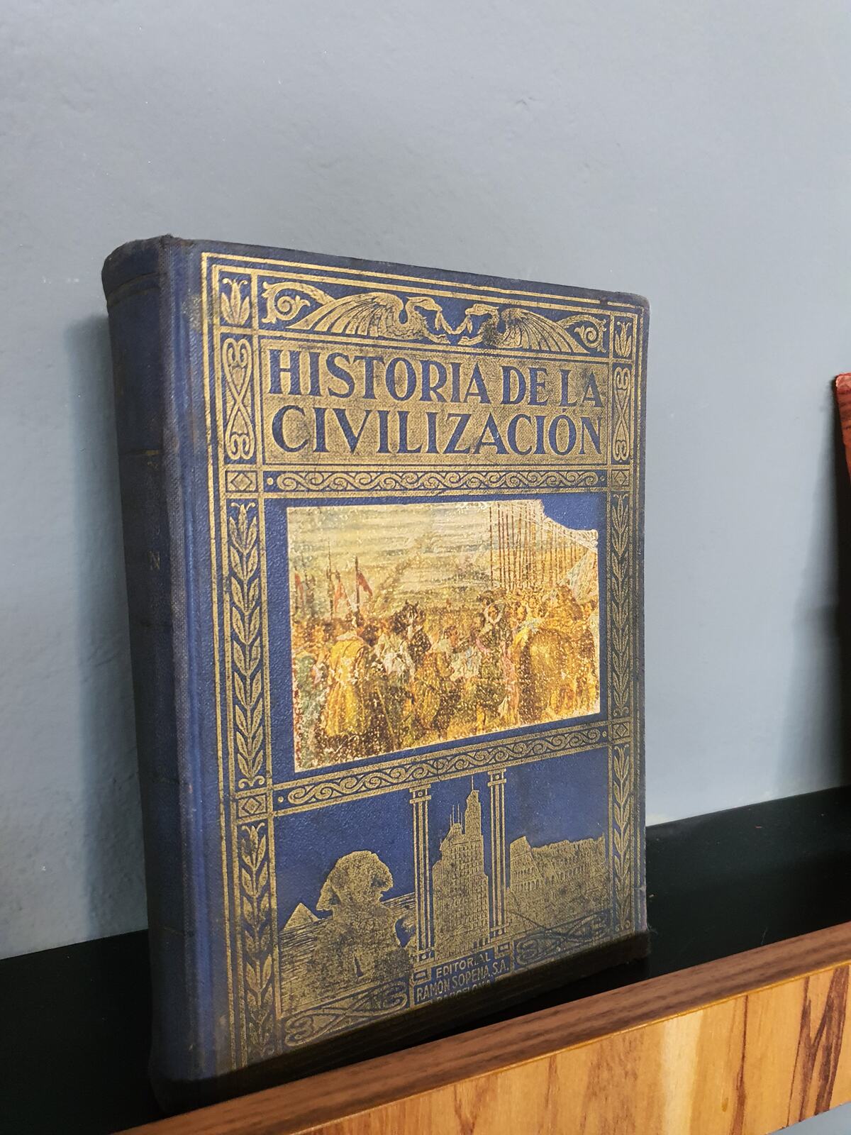 Libro antiguo en un librero